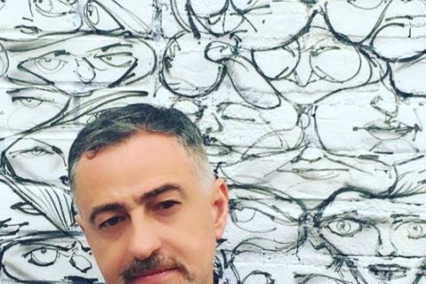 Matteo B. Bianchi, è scrittore, editor e autore tv, è nato a Locate di Triulzi nel 1966. Ha pubblicato i romanzi Generations of love, Fermati tanto così, Esperimenti di felicità provvisoria (Dalai editore), Apocalisse a domicilio (Marsilio), Generations of love – Extensions e Maria accanto (Fandango). Inoltre ha pubblicato la favola Tu Cher dalle stelle (Playground) e il saggio Yoko Ono – Dichiarazioni d’amore per una donna circondata d’odio per Add editore. Insieme a Giorgio Vasta ha curato il Dizionario affettivo della lingua italiana (Fandango). Per la radio ha scritto il quotidiano Dispenser (Radio Due Rai), in tv è stato fra gli autori di programmi quali Victor Victoria (La7), Quelli che il calcio (Rai Due), X Factor, E poi c’è Cattelan (Sky Uno). Dirige da quasi vent’anni la sua personale rivista di narrativa ‘tina, in cui da spazio agli scrittori esordienti. Nel 2022 insieme ad Alessandro Cattelan ha fondato la casa editrice Accento, di cui è il direttore editoriale. Il suo ultimo romanzo è La vita di chi resta (Mondadori).