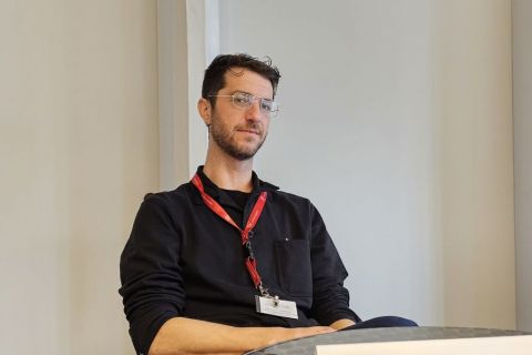 Vincenzo Latronico, scrittore e traduttore, è nato a Roma nel 1984. È l'autore dei romanzi Ginnastica e rivoluzione (2008, vincitore del Premio Giuseppe Berto Opera Prima), La cospirazione delle colombe(2011, vincitore del Premio Bergamo e del Premio Napoli), La mentalità dell'alveare (2013) e Le perfezioni (2022, Premio Mondello e nella dozzina del Premio Strega), tutti per Bompiani; e con Armin Linke del saggio Narciso nelle colonie (Quodlibet Humboldt, 2013). Per Einaudi ha pubblicato La chiave di Berlino (2023). Ha tradotto decine di romanzi e saggi, tra cui, per Einaudi, i libri di Jeff VanderMeer e Adelle Waldman. Ha collaborato con il «Corriere della Sera», «Internazionale», «frieze» e attualmente «il Post». Vive a Berlino.